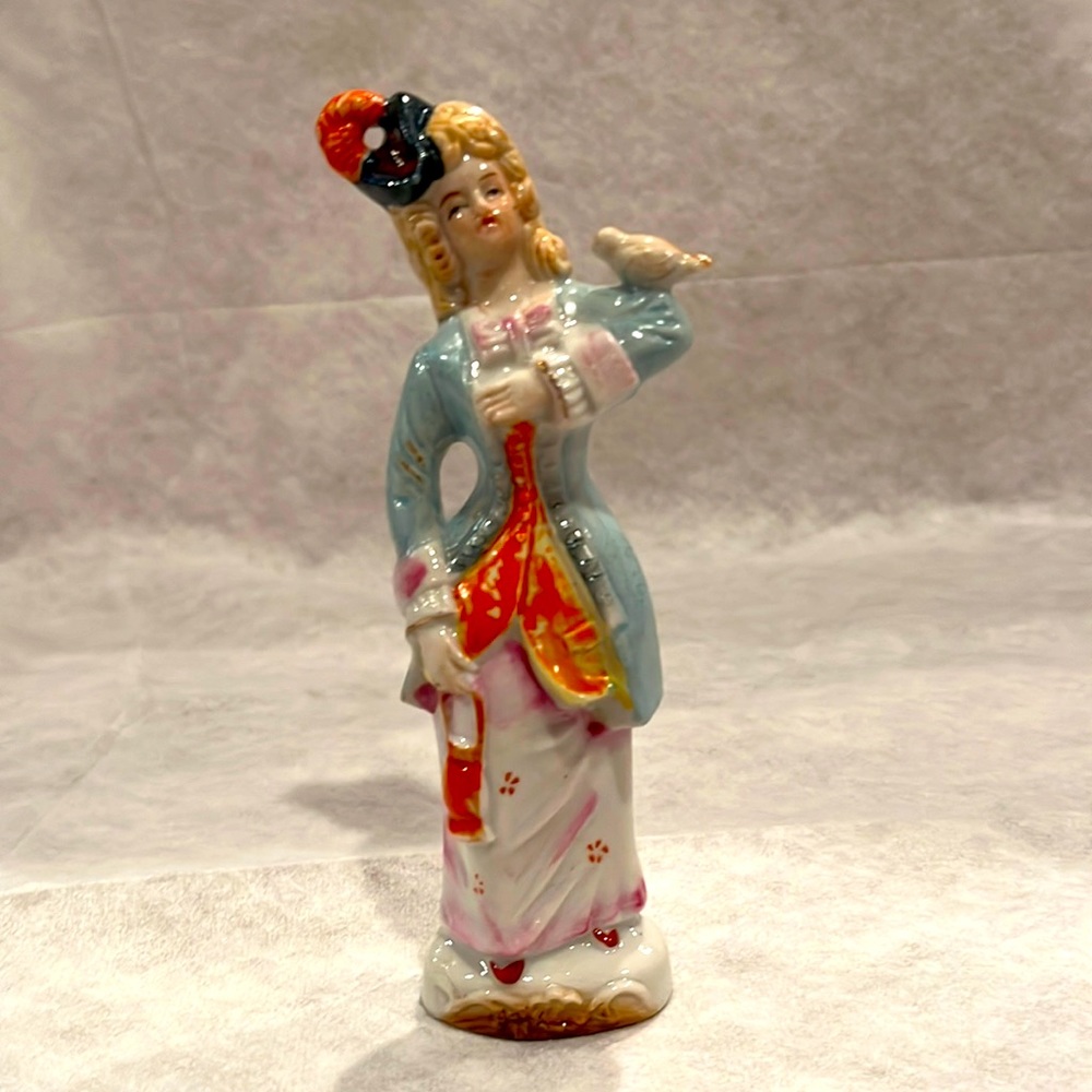 Colonial style lady accent piece